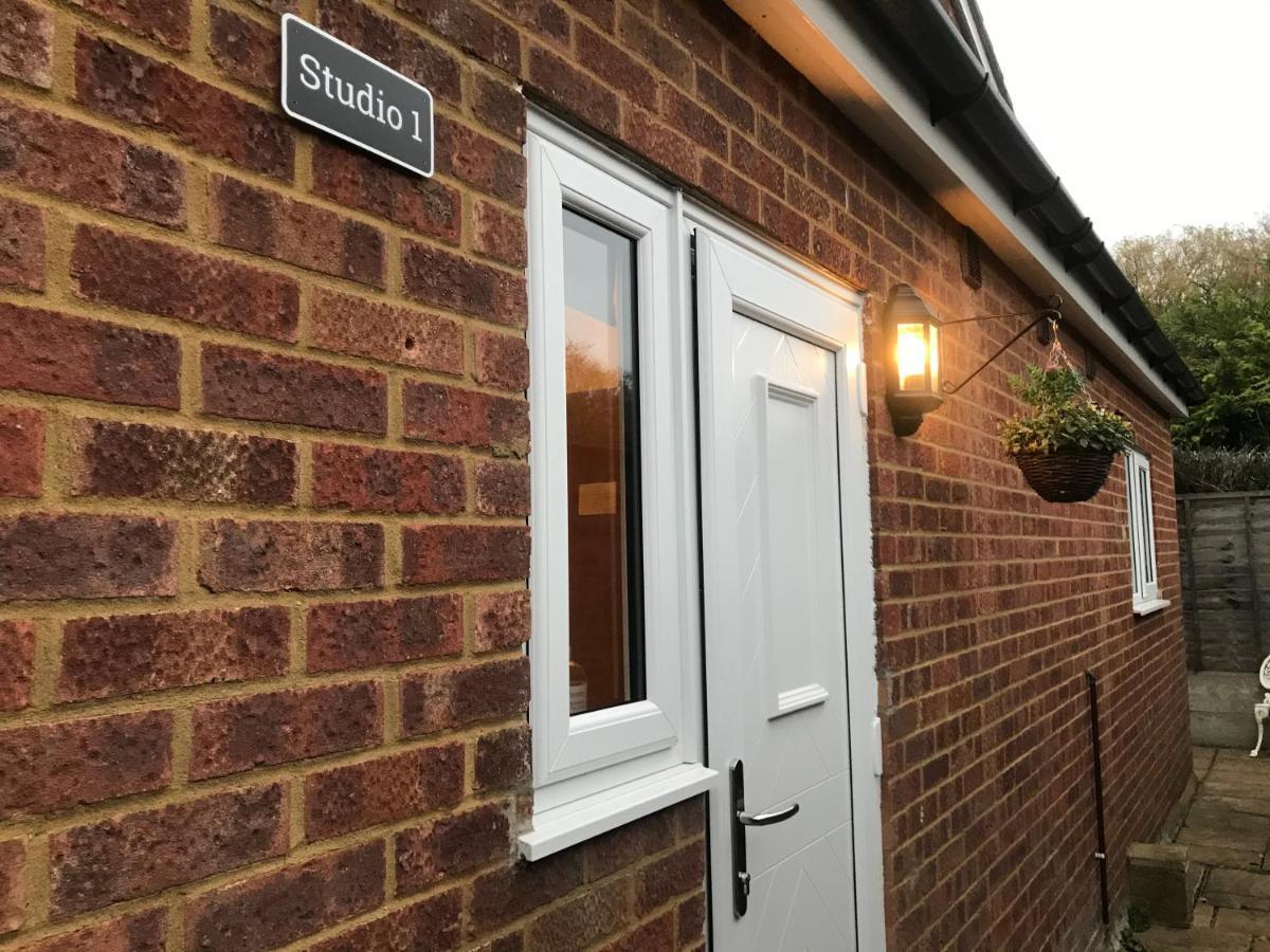 Studio-1-Staines/Heathrow/London-Own Entrance Exterior foto