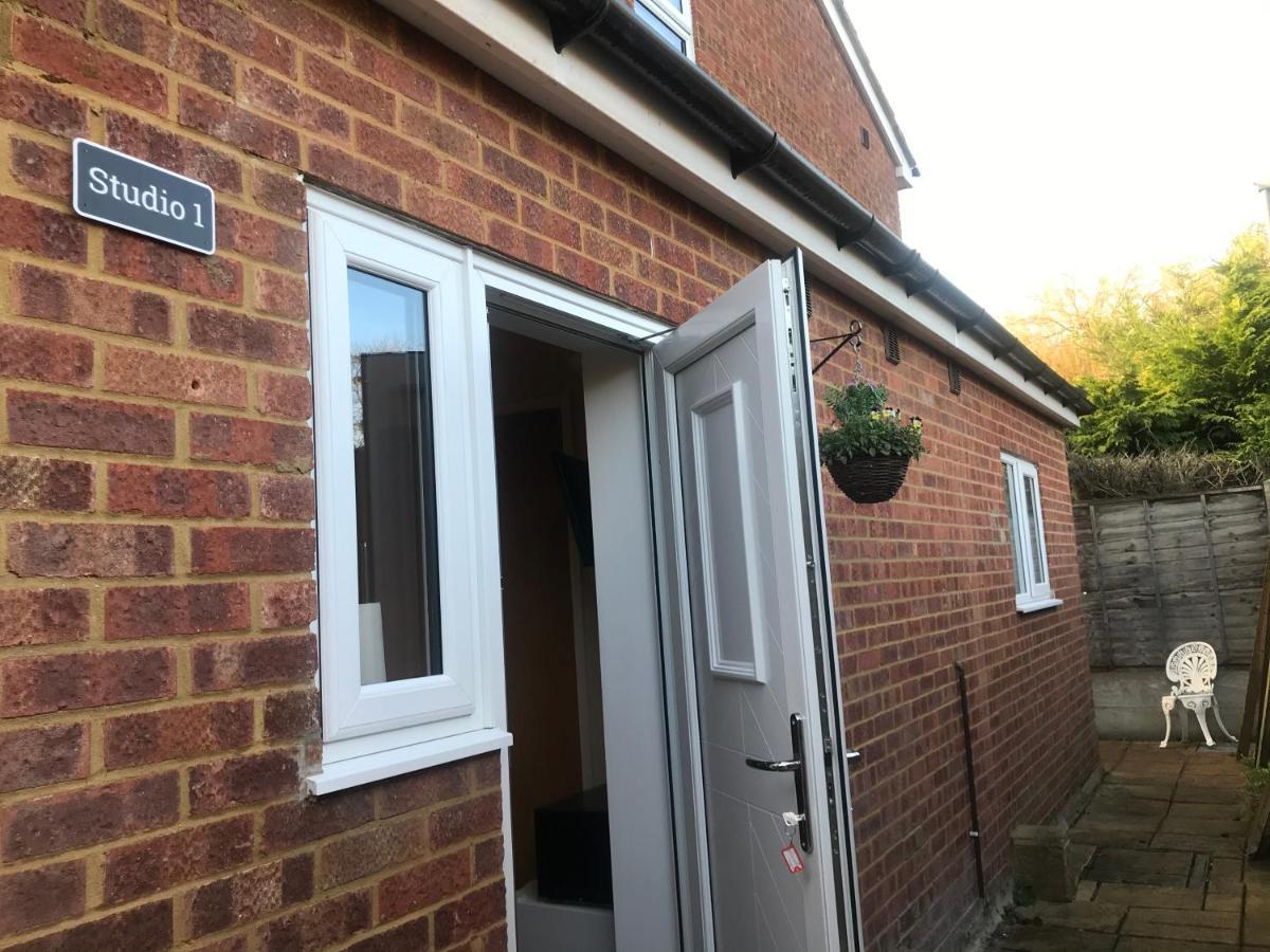 Studio-1-Staines/Heathrow/London-Own Entrance Exterior foto