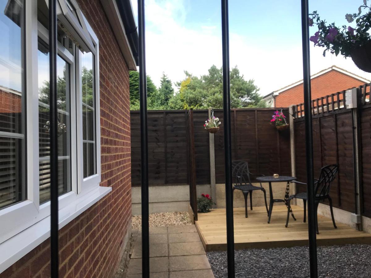 Studio-1-Staines/Heathrow/London-Own Entrance Exterior foto