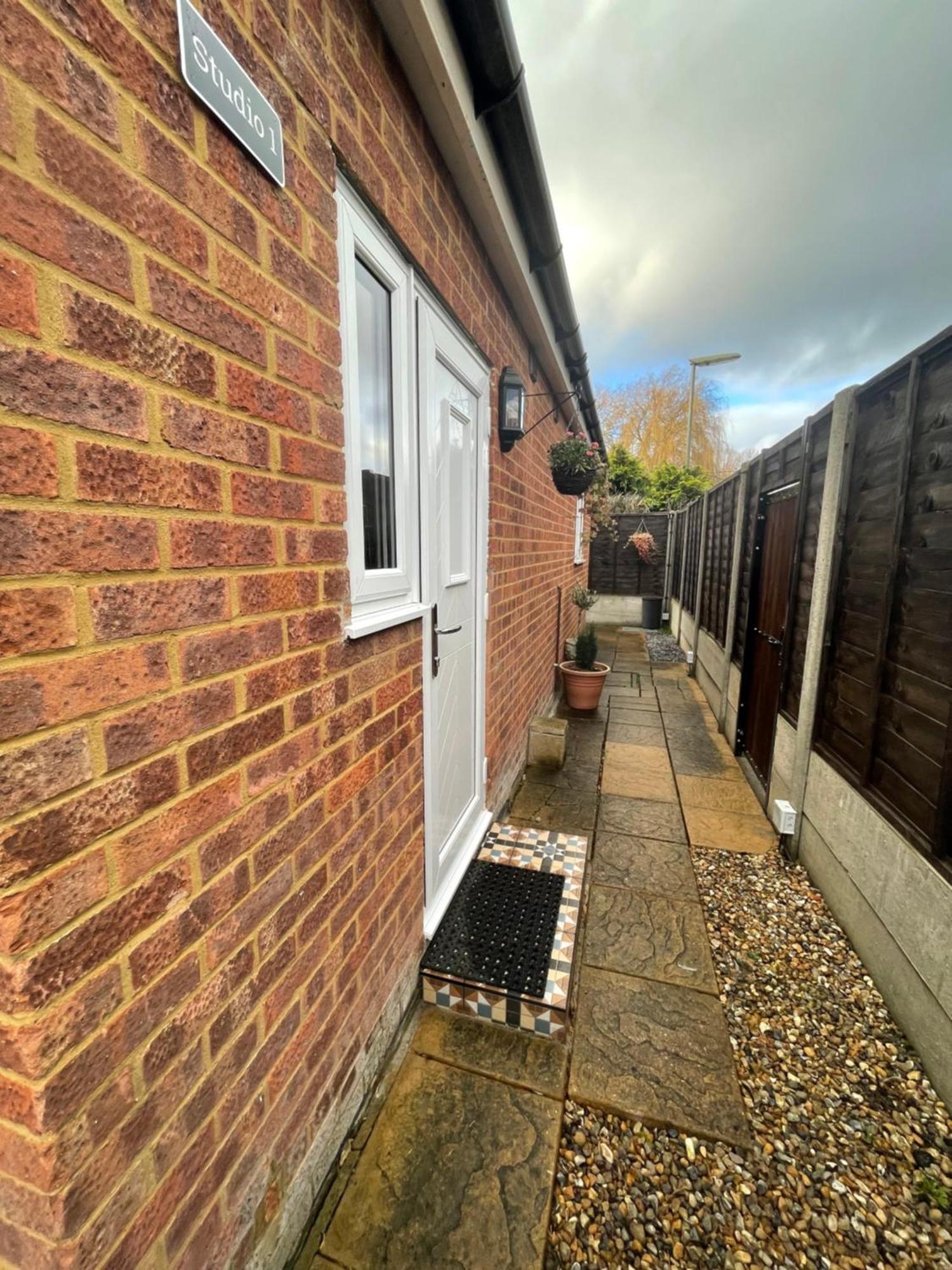 Studio-1-Staines/Heathrow/London-Own Entrance Exterior foto